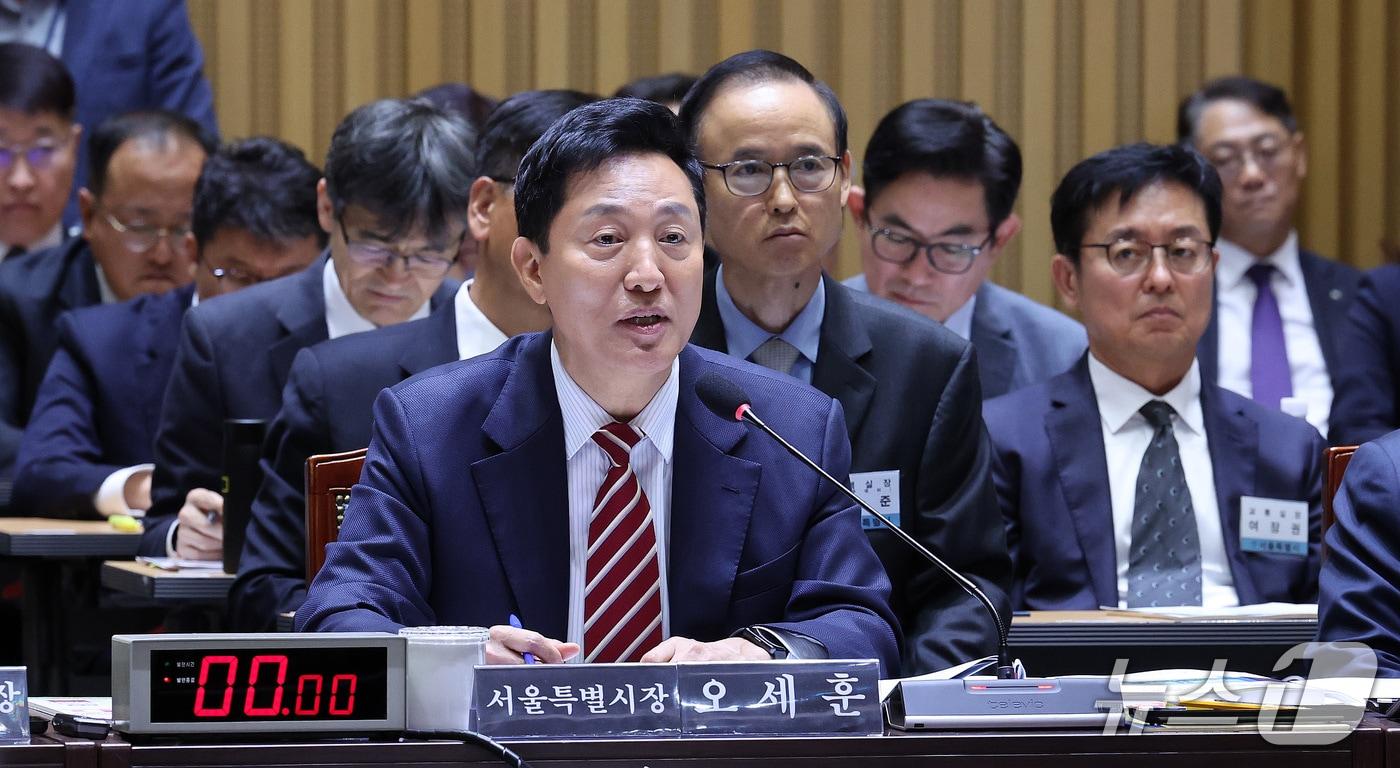 본문 이미지 - 오세훈 서울시장이 19일 서울 중구 서울시청에서 열린 국회 국토교통위원회의 서울시 국정감사에서 의원 질의에 답변하고 있다. 2026.10.19 ⓒ 뉴스1 박지혜 기자