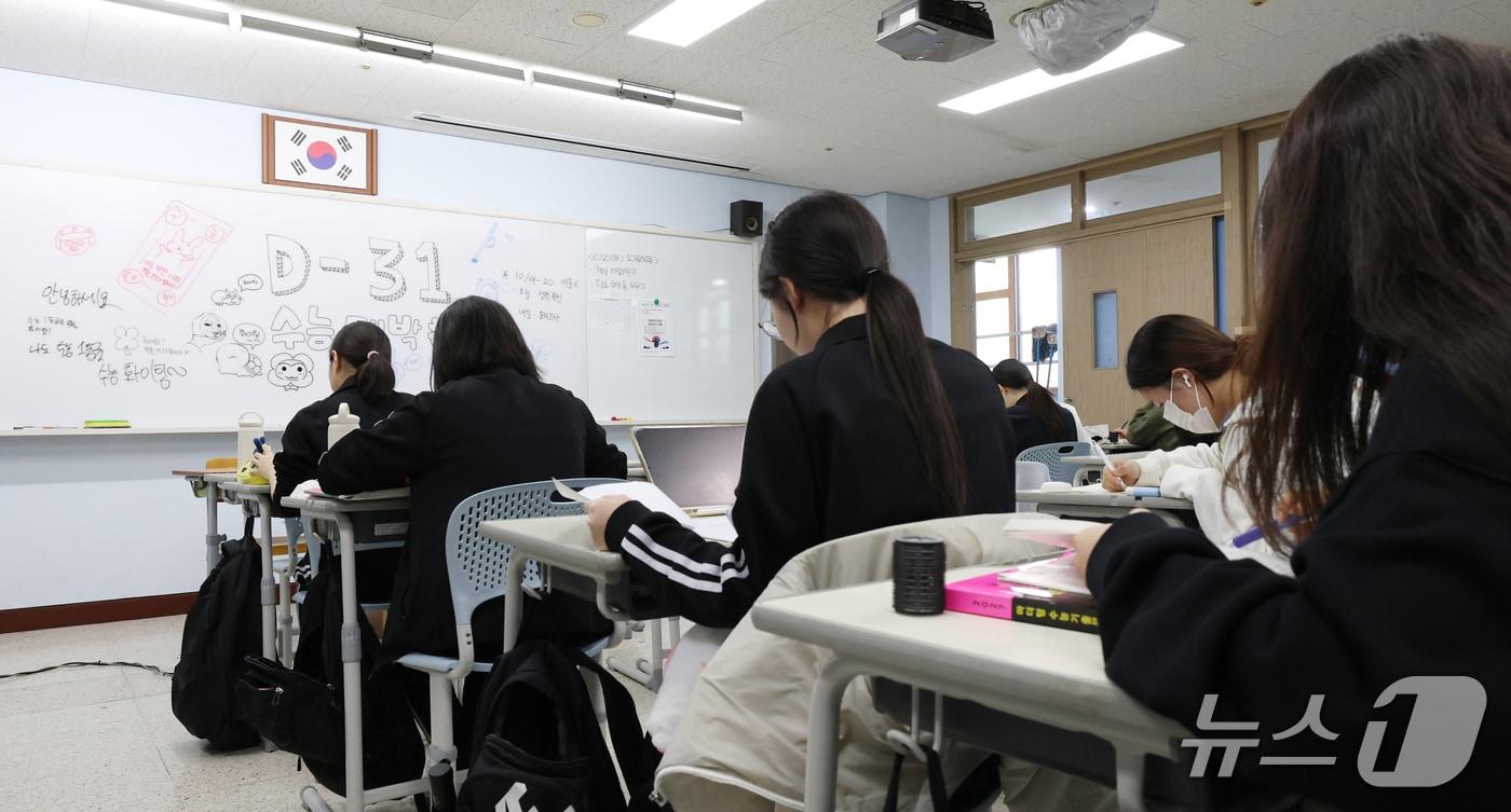 본문 이미지 - 경기 화성시 동탄구 동탄고등학교에서 3학년 수험생들이 수능 준비에 매진하고 있다. 2026.10.19 ⓒ 뉴스1 김영운 기자
