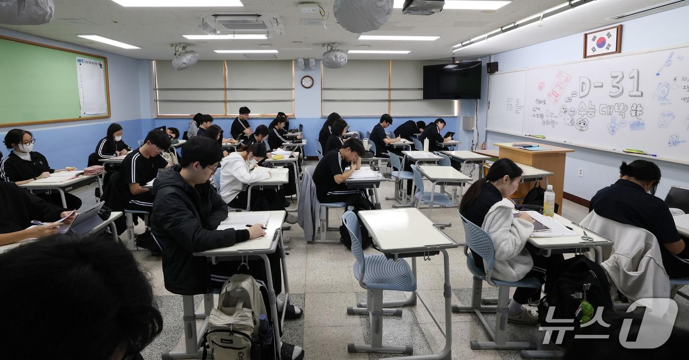 본문 이미지 - 2027학년도 대학수학능력시험을 앞둔 지난 10월 19일 경기 화성시 동탄구 동탄고등학교에서 3학년 수험생들이 수능 준비에 매진하고 있다. ⓒ 뉴스1 김영운 기자