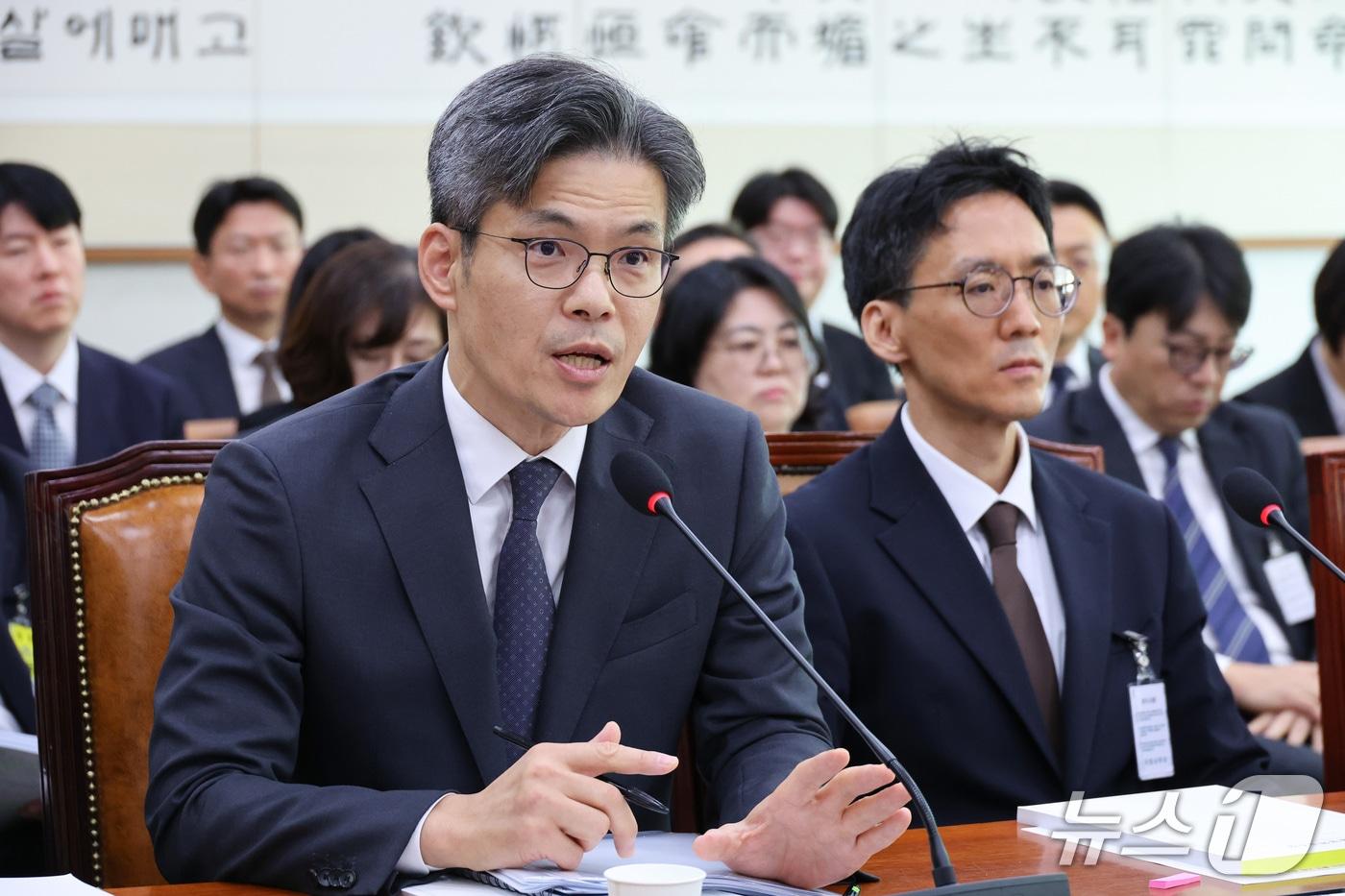 본문 이미지 - 박철우 서울중앙지방공소청장이 19일 서울 여의도 국회에서 열린 법제사법위원회의 서울광역공소청 등에 대한 국정감사에서 의원 질의에 답변하고 있다. 2026.10.19 ⓒ 뉴스1 신웅수 기자