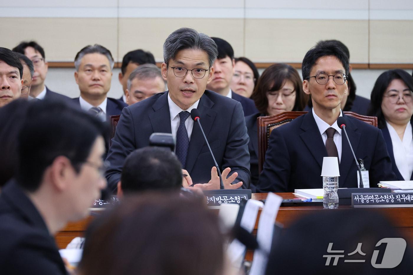 본문 이미지 - 박철우 서울중앙지방공소청장이 19일 서울 여의도 국회에서 열린 법제사법위원회의 서울광역공소청 등에 대한 국정감사에서 의원 질의에 답변하고 있다. 2026.10.19 ⓒ 뉴스1 신웅수 기자