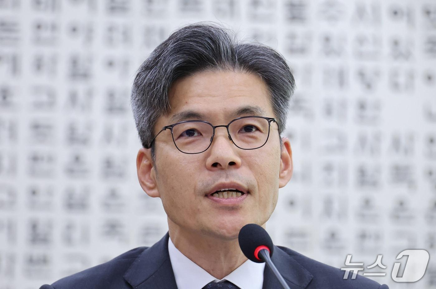 본문 이미지 - 박철우 서울중앙지방공소청장이 19일 서울 여의도 국회에서 열린 법제사법위원회의 서울광역공소청 등에 대한 국정감사에서 의원 질의에 답변하고 있다. 2026.10.19 ⓒ 뉴스1 신웅수 기자