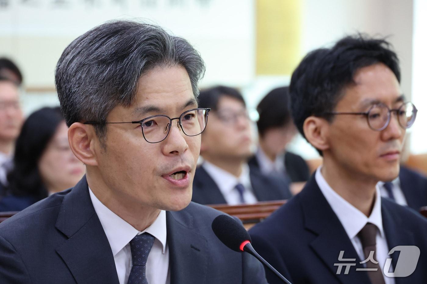 본문 이미지 - 박철우 서울중앙지방공소청장이 19일 서울 여의도 국회에서 열린 법제사법위원회의 서울광역공소청 등에 대한 국정감사에서 의원 질의에 답변하고 있다. 2026.10.19 ⓒ 뉴스1 신웅수 기자