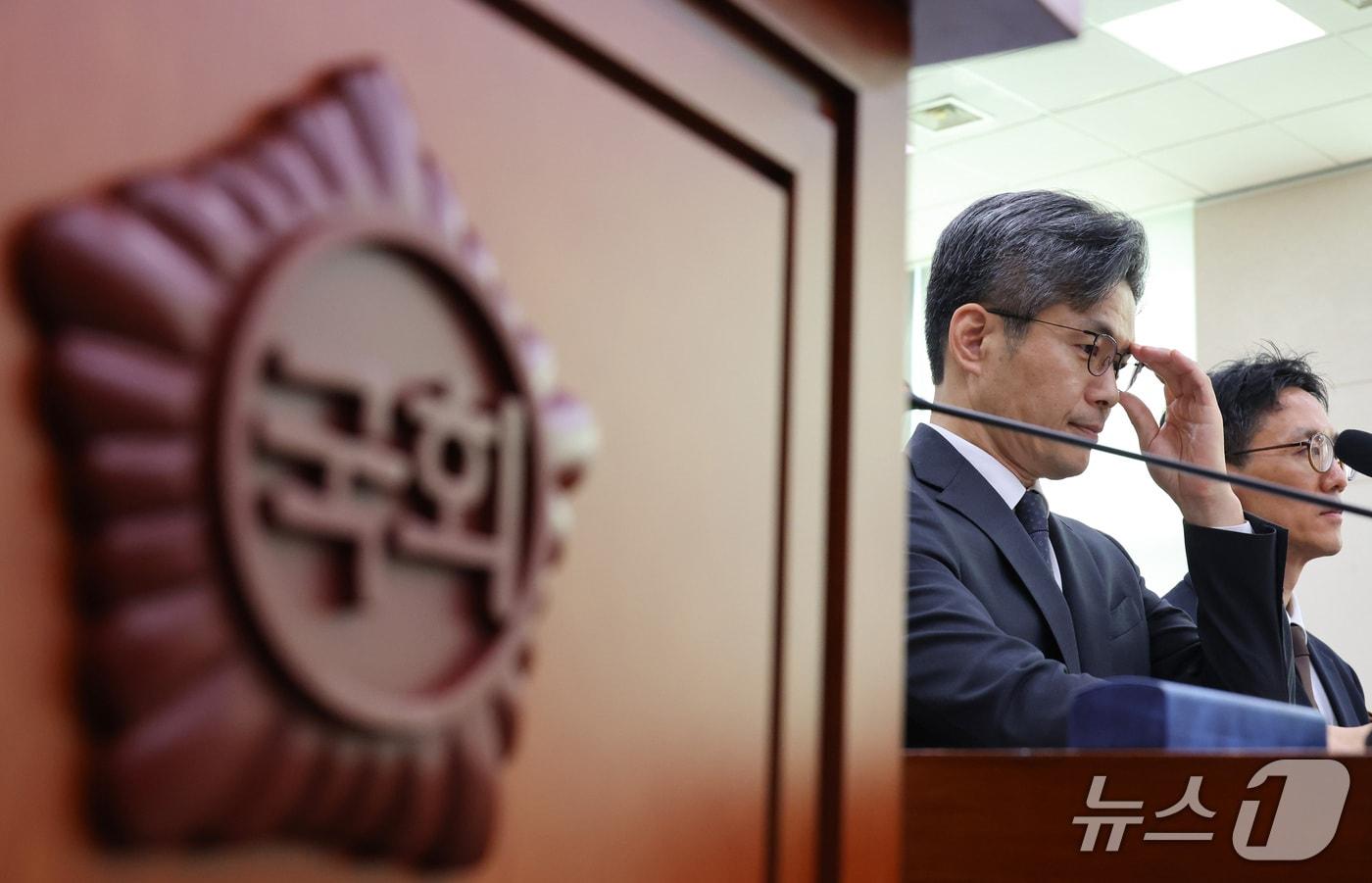 본문 이미지 - 박철우 서울중앙지방공소청장이 19일 서울 여의도 국회에서 열린 법제사법위원회의 서울광역공소청 등에 대한 국정감사에서 안경을 고쳐쓰고 있다. 2026.10.19 ⓒ 뉴스1 신웅수 기자