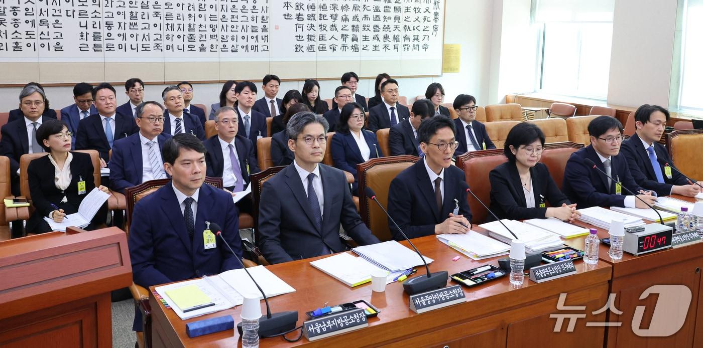 본문 이미지 - 정용환 서울광역공소청장 직무대리가 19일 서울 여의도 국회에서 열린 법제사법위원회의 서울광역공소청 등에 대한 국정감사에서 의원 질의에 답변하고 있다. 2026.10.19 ⓒ 뉴스1 신웅수 기자