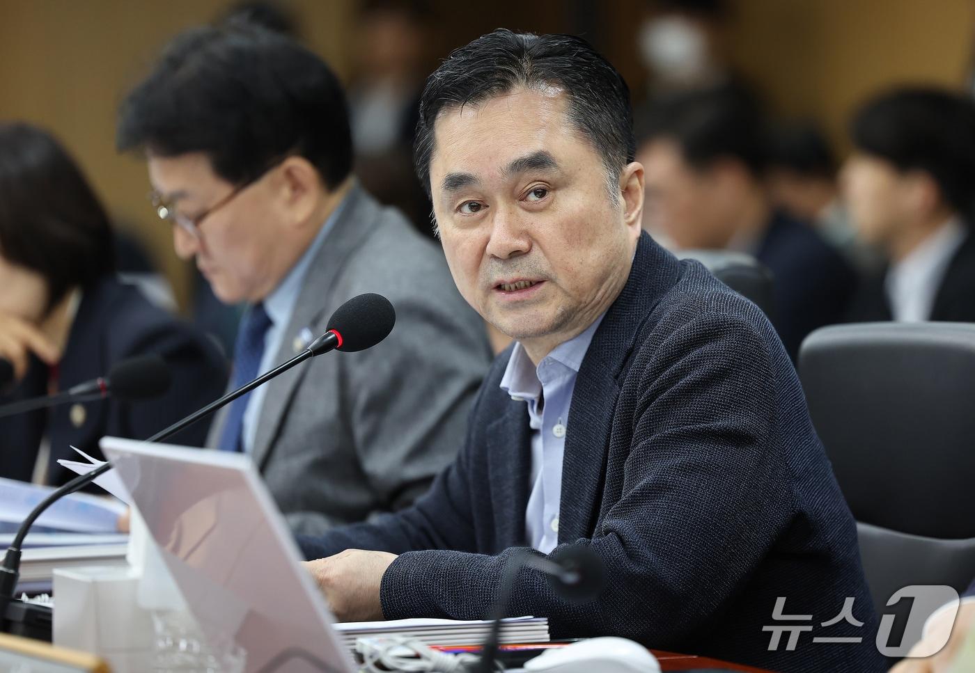 본문 이미지 - 김종민 무소속 의원이 19일 대구 동구 한국가스공사 본사에서 열린 2026년도 국회 산자중기위원회의 한국가스공사, 한국석유공사, 강원랜드, 대한석탄공사, 한국가스기술공사, 한국가스안전공사, 한국석유관리원, 한국광해광업공단 등 공공기관에 대한 국정감사에서 질의하고 있다. 2026.10.19 ⓒ 뉴스1 공정식 기자