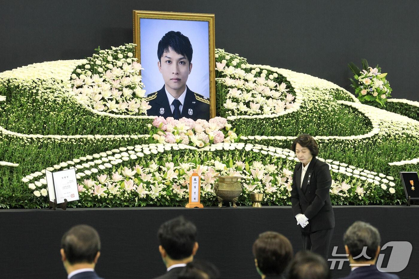 본문 이미지 - 추미애 경기도지사가 19일 경기도 부천 원미구 부천체육관에 열린 '고(故) 김진석 소방위 영결식'에 헌화 후 자리로 돌아가고 있다. 고 김 소방위는 지난 16일 부천의 한 공장에서 발생한 화재를 진압하기 위해 가장 먼저 현장에 투입된 소방대원 중 한 명이다. (공동취재) 2026.10.19 ⓒ 뉴스1 구윤성 기자