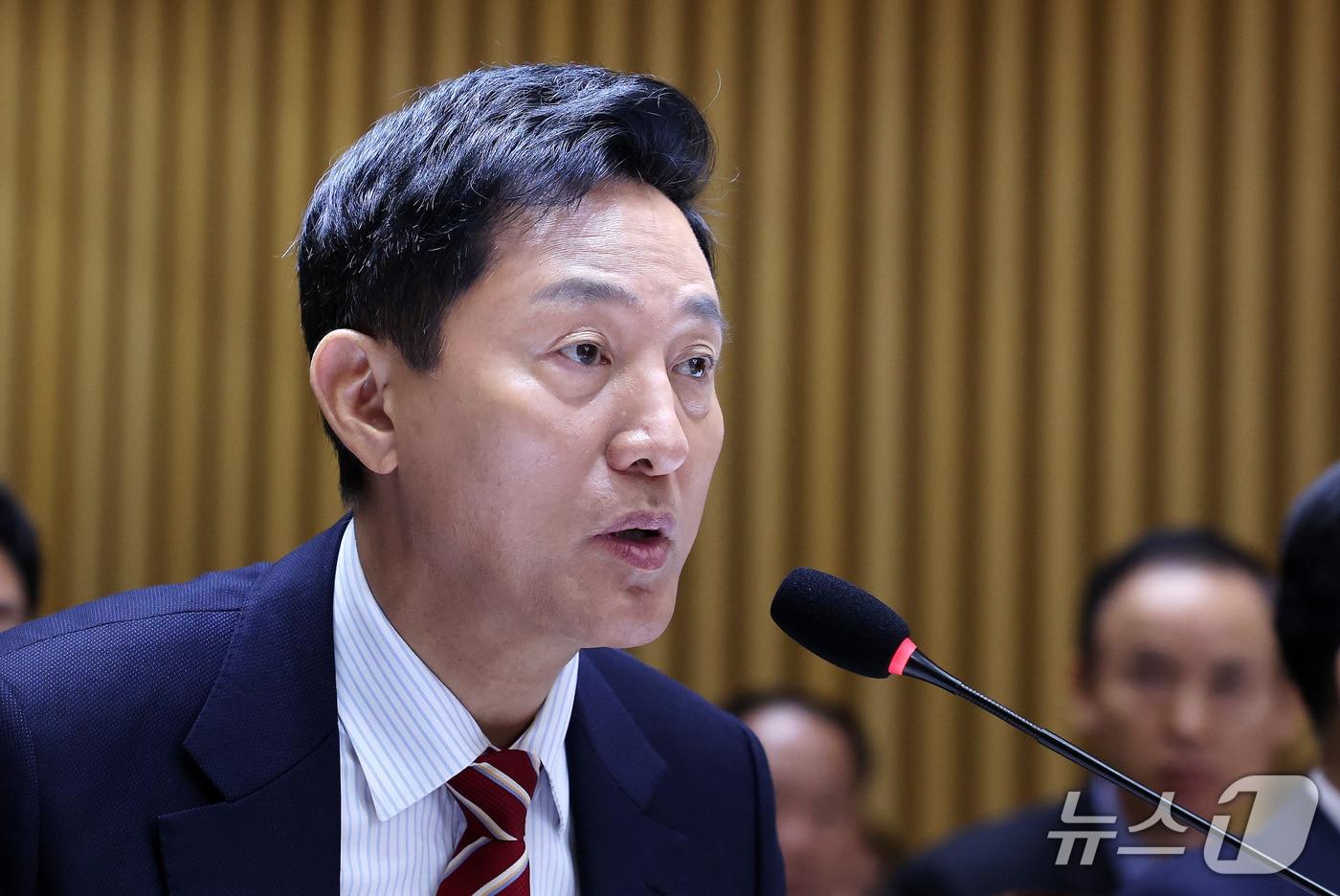 본문 이미지 - 오세훈 서울시장이 19일 서울 중구 서울시청에서 열린 국회 국토교통위원회의 서울시 국정감사에서 의원 질의에 답변하고 있다. 2026.10.19 ⓒ 뉴스1 박지혜 기자