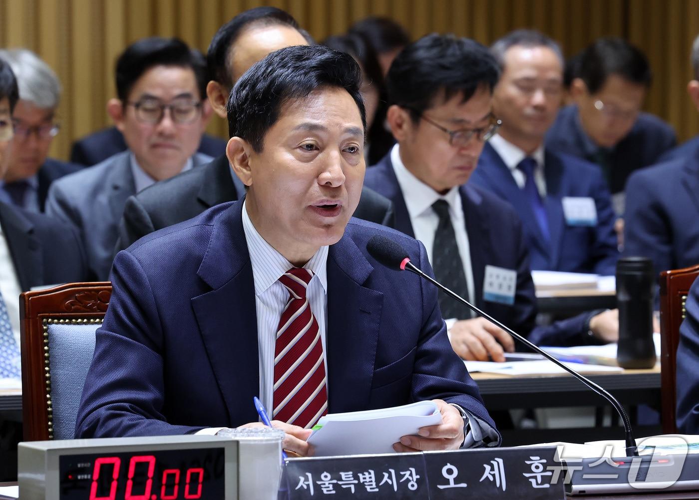 본문 이미지 - 오세훈 서울시장이 19일 서울 중구 서울시청에서 열린 국회 국토교통위원회의 서울시 국정감사에서 의원 질의에 답변하고 있다. 2026.10.19 ⓒ 뉴스1 박지혜 기자