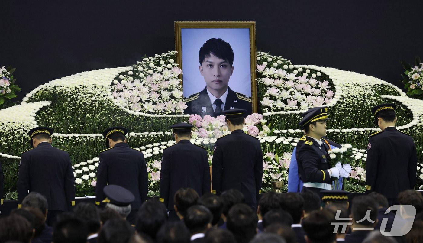 본문 이미지 - 19일 경기도 부천 원미구 부천체육관에 열린 '고(故) 김진석 소방위 영결식'에서 동료들이 헌화하고 있다. (공동취재) 2026.10.19 ⓒ 뉴스1 구윤성 기자