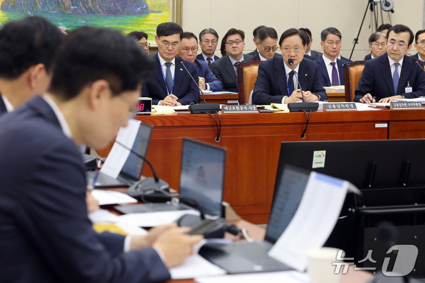 본문 이미지 - 이찬진 금융감독원장이 19일 서울 여의도 국회 정무위원회에서 열린 금융감독원 등에 대한 국정감사에서 의원 질의에 답하고 있다. 2026.10.19 ⓒ 뉴스1 황기선 기자
