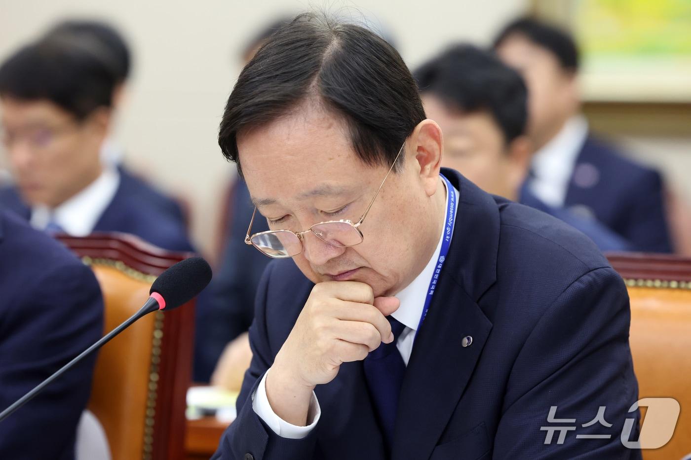 본문 이미지 - 이찬진 금융감독원장이 19일 서울 여의도 국회 정무위원회에서 열린 금융감독원 등에 대한 국정감사에서 생각에 잠겨 있다. 2026.10.19 ⓒ 뉴스1 황기선 기자