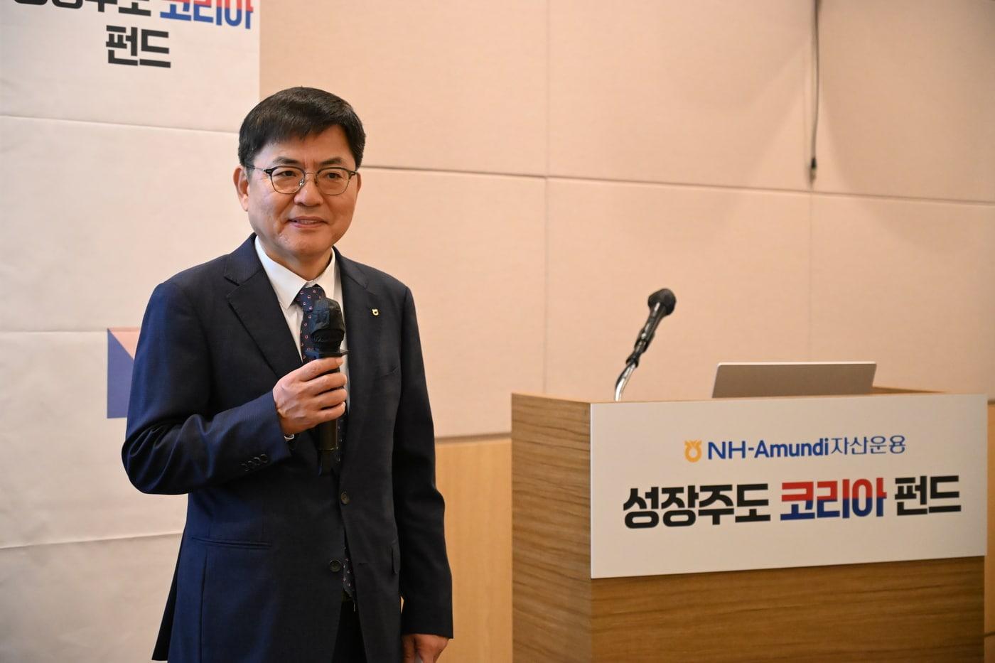 본문 이미지 - 신용인 NH아문디자산운용 부사장이 'NH-Amundi 성장주도 코리아 펀드' 설정 1주년 기자간담회에서 발표하고 있다. (NH아문디자산운용 제공)