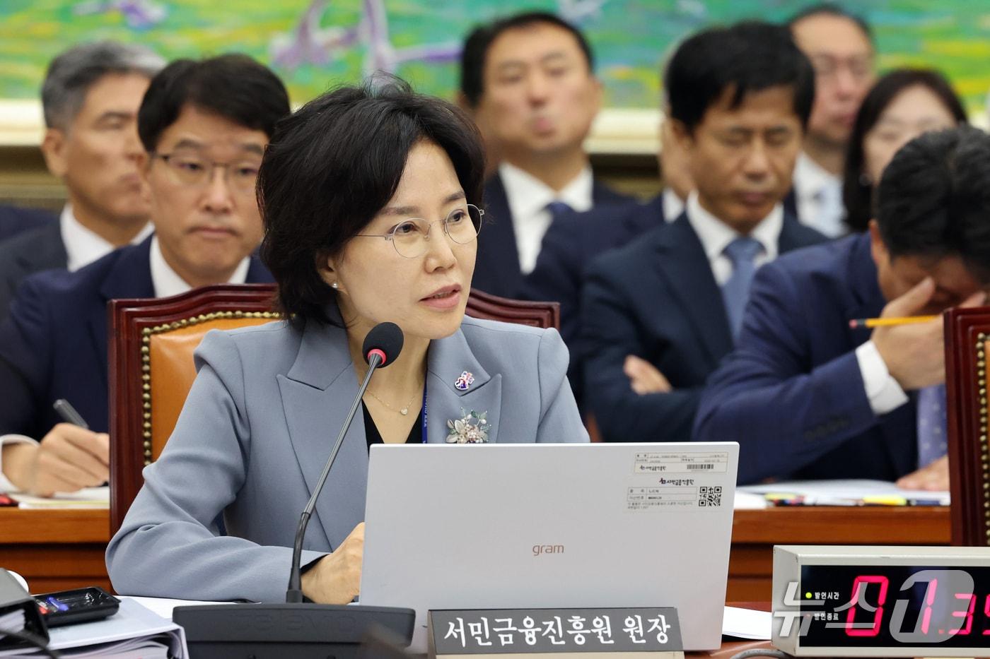 본문 이미지 - 김은경 서민금융진흥원장이 19일 서울 여의도 국회 정무위원회에서 열린 금융감독원 등에 대한 국정감사에서 의원 질의에 답하고 있다. 2026.10.19 ⓒ 뉴스1 황기선 기자