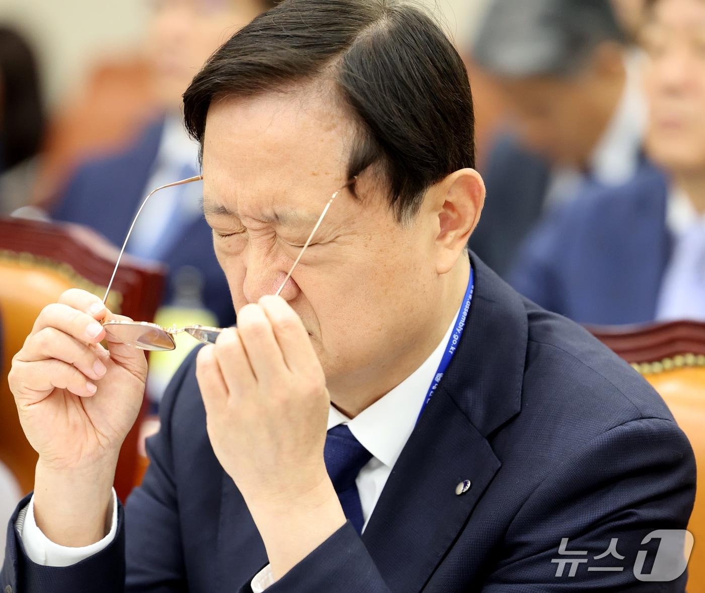 본문 이미지 - 이찬진 금융감독원장이 19일 서울 여의도 국회 정무위원회에서 열린 금융감독원 등에 대한 국정감사에서 안경을 고쳐쓰고 있다. 2026.10.19 ⓒ 뉴스1 황기선 기자