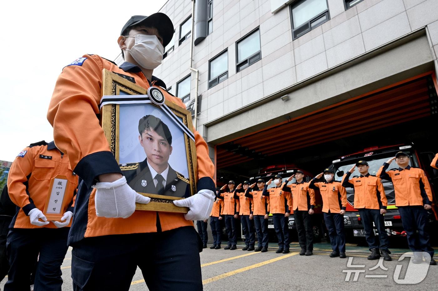 본문 이미지 - 19일 오전 경기도 부천시 원미구 부천소방서에서 열린 고(故) 김진석 소방위의 노제에서 소방대원들이 경례하고 있다. (공동취재) 2026.10.19 ⓒ 뉴스1 구윤성 기자