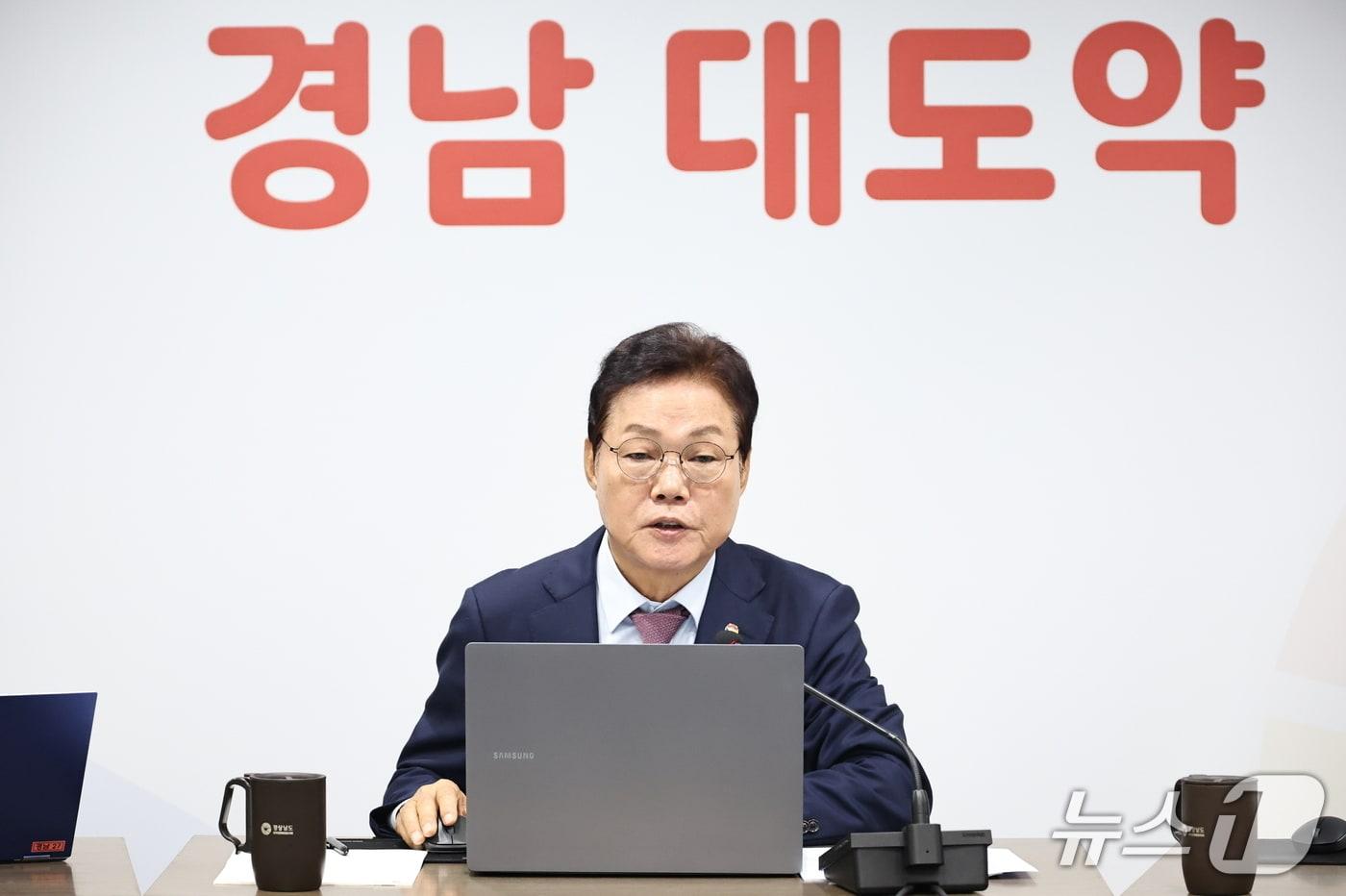 본문 이미지 - 박완수 경남지사가 19일 도청에서 실국본부장 회의를 주재하고 있다.(경남도 제공. 재판매 및 DB 금지)