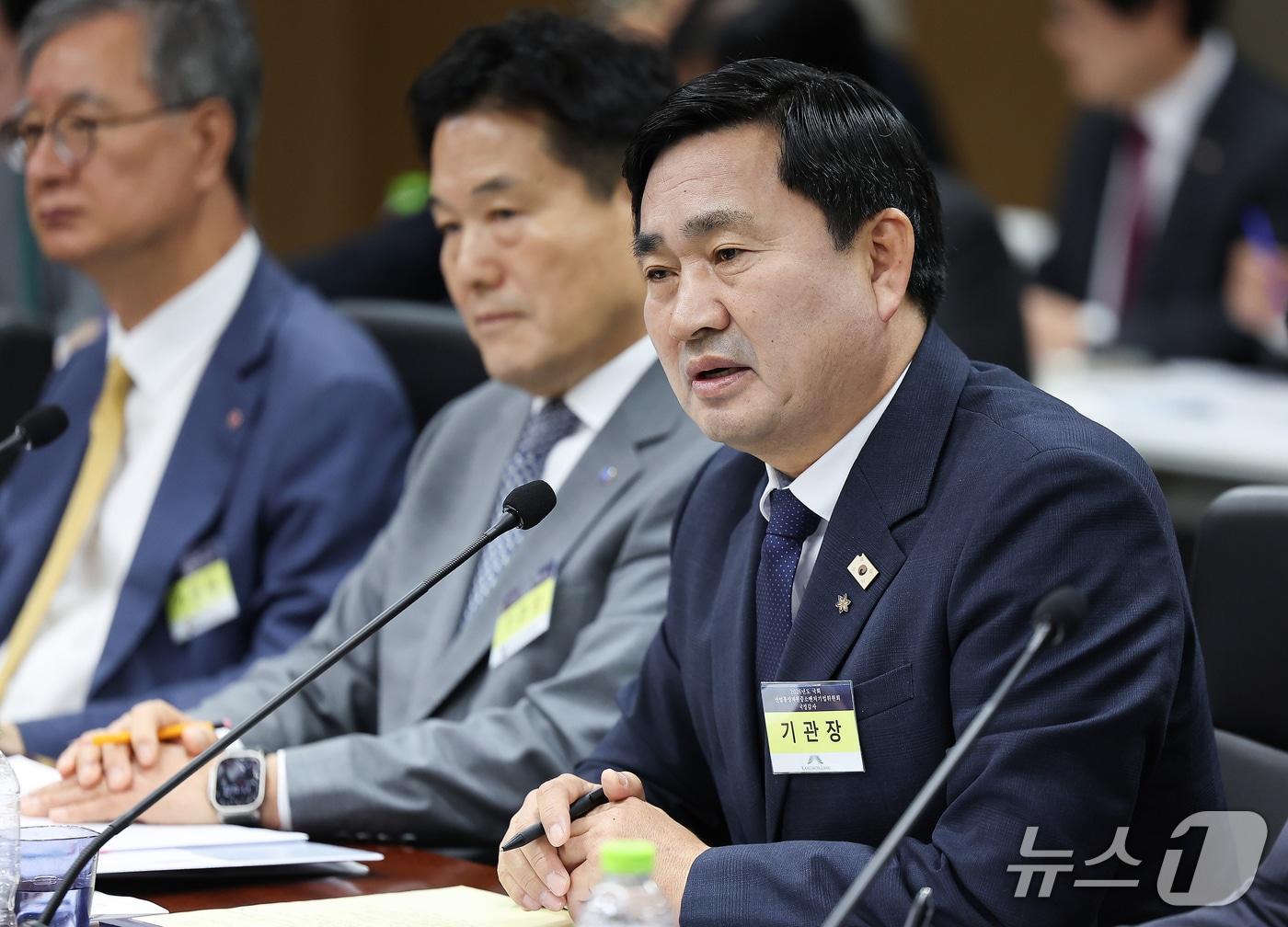 본문 이미지 - 김도균 강원랜드 대표가 19일 대구 동구 한국가스공사 본사에서 열린 2026년도 국회 산자중기위원회의 8개 공공기관에 대한 국정감사에서 의원 질의에 답하고 있다. 2026.10.19 ⓒ 뉴스1 공정식 기자