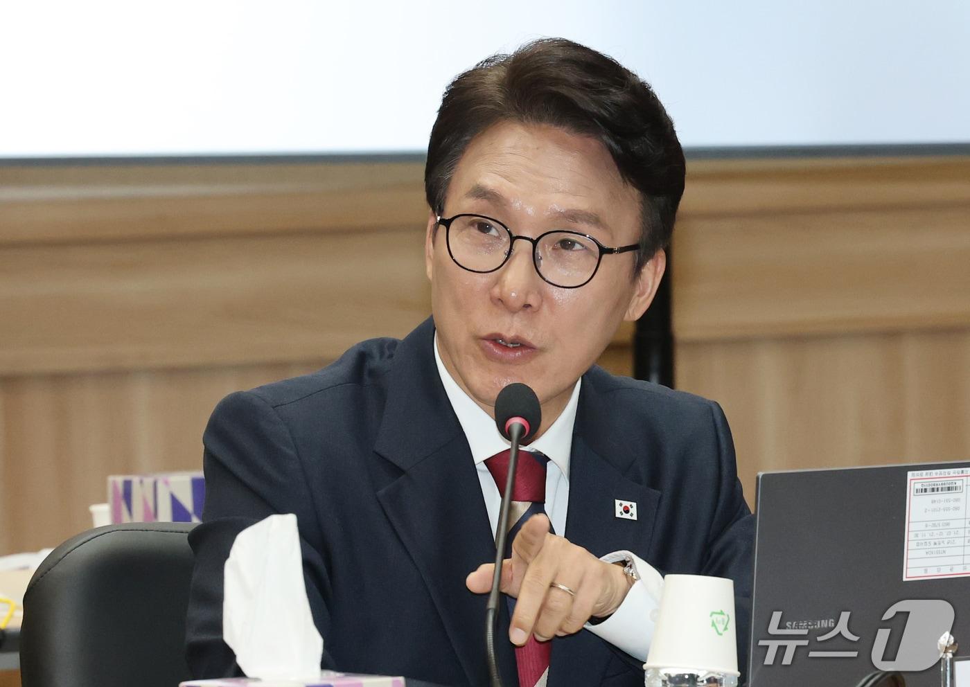 본문 이미지 - 김민석 더불어민주당 의원이 지난 19일 충남 계룡대에서 열린 국회 국방위원회의 육군본부에 대한 국정감사에서 질의하고 있다. 2026.10.19 ⓒ 뉴스1 김기태 기자