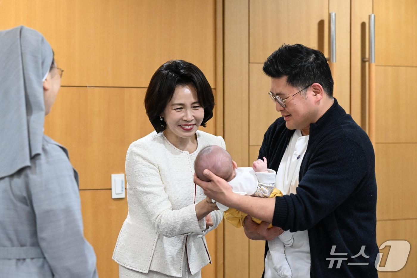 본문 이미지 - 김혜경 여사가 19일 서울 서초구 서울성모병원 권역모자의료센터를 찾아 아기와 인사를 나누고 있다. (청와대통신사진기자단) 2026.10.19 ⓒ 뉴스1 이재명 기자