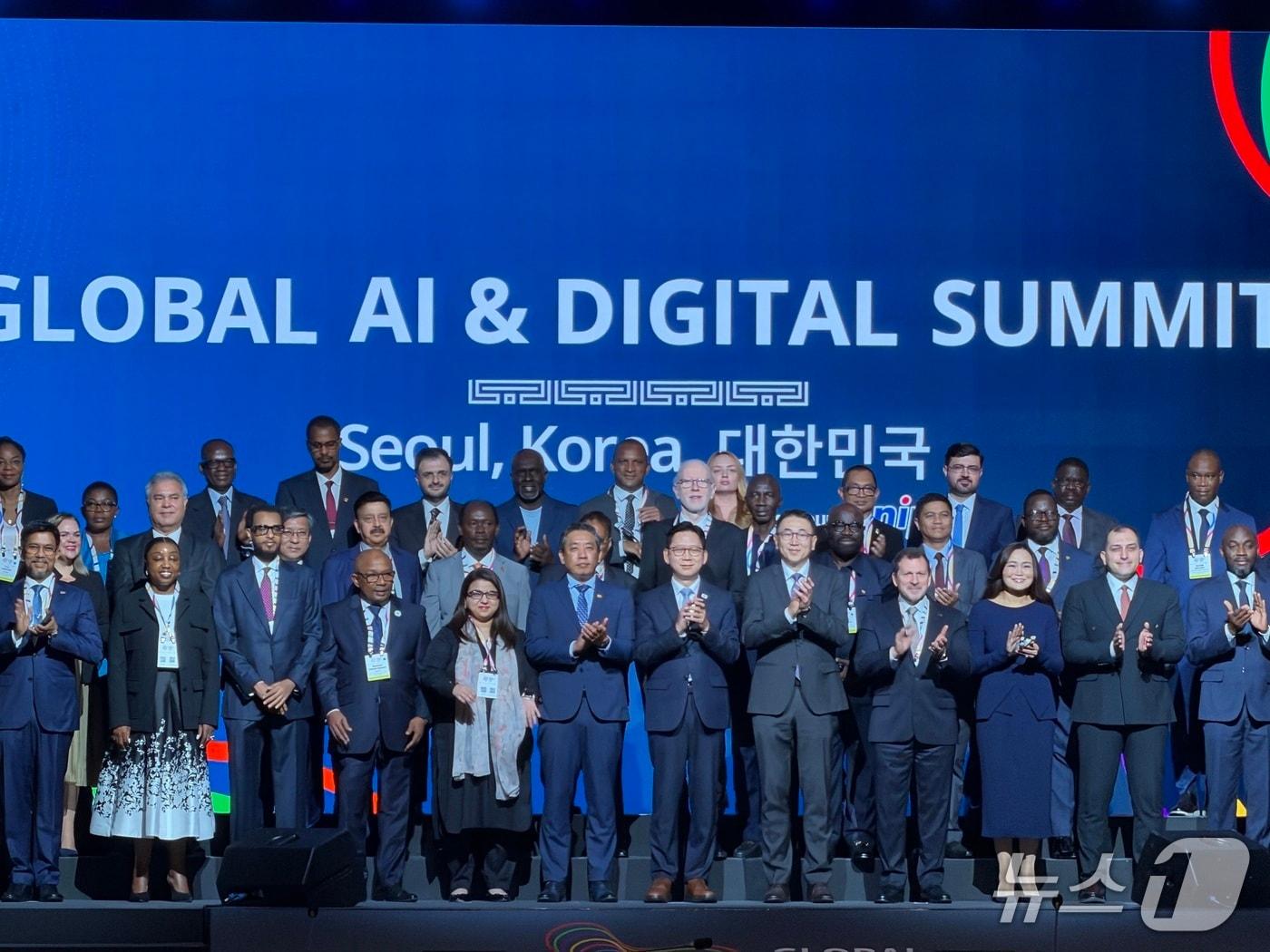 본문 이미지 - 과학기술정보통신부가 세계은행(WB)과 19일 서울 그랜드하얏트에서 '글로벌 AI·디지털 서밋'을 열었다. 배경훈 부총리 겸 과기정통부 장관과 김상부 WB 부총재(가운데)가 참가자들과 기념 촬영을 하고 있다. 2026.10.19 ⓒ 뉴스1 이기범 기자