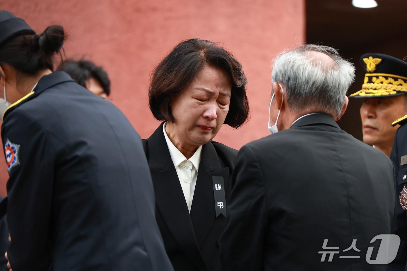 본문 이미지 - 추미애 경기도지사가 19일 오전 경기도 부천시 원미구 부천체육관에서 고 김진석 소방위의 운구차가 노제를 위해 떠나기 전 유가족들을 위로하며 눈물을 흘리고 있다. (공동취재) 2026.10.19 ⓒ 뉴스1 구윤성 기자