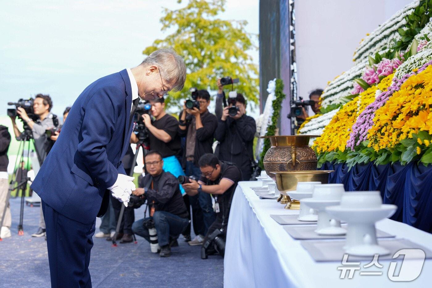 본문 이미지 - 민형배 전남광주통합특별시장이 19일 순천 오천그린광장에서 열린 ‘제78주기 여순 10·19사건 합동추념식’에서 헌화 및 분향을 하고 있다.(전남광주통합특별시 제공. 재판매 및 DB금지) 2026.10.19 