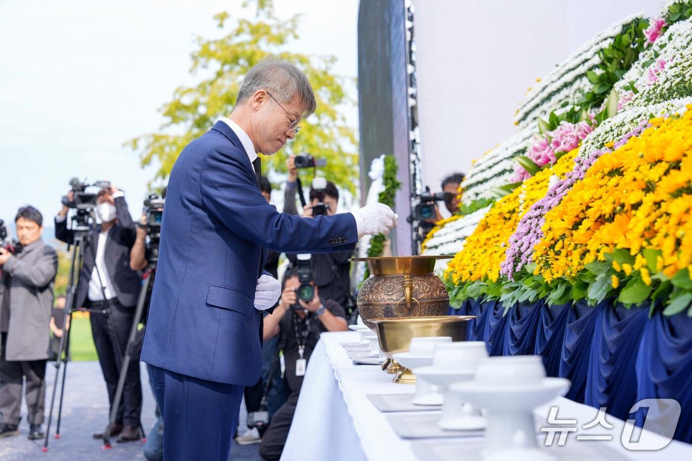 본문 이미지 - 민형배 전남광주통합특별시장이 19일 순천 오천그린광장에서 열린 ‘제78주기 여순 10·19사건 합동추념식’에서 헌화 및 분향을 하고 있다. (전남광주통합특별시 제공. 재판매 미 DB금지) 2026.10.19 /뉴스1