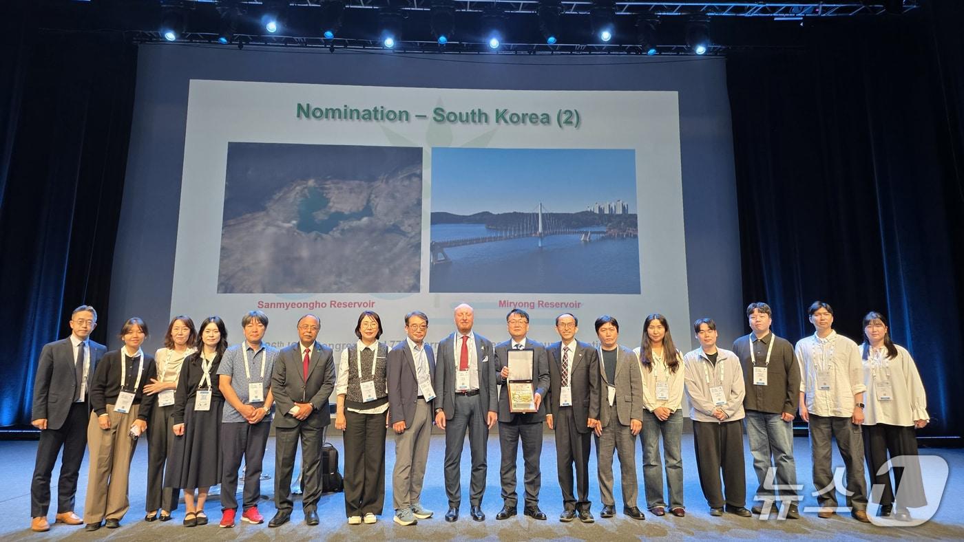 본문 이미지 - 한국농어촌공사는 프랑스에서 열린 제26차 국제관개배수위원회(ICID) 총회에서 군산 미룡저수지와 철원 산명호저수지가 '세계관개시설유산'에 등재됐다고 19일 밝혔다.(농어촌공사 제공, 재배포 및 DB 금지).뉴스1 /뉴스1