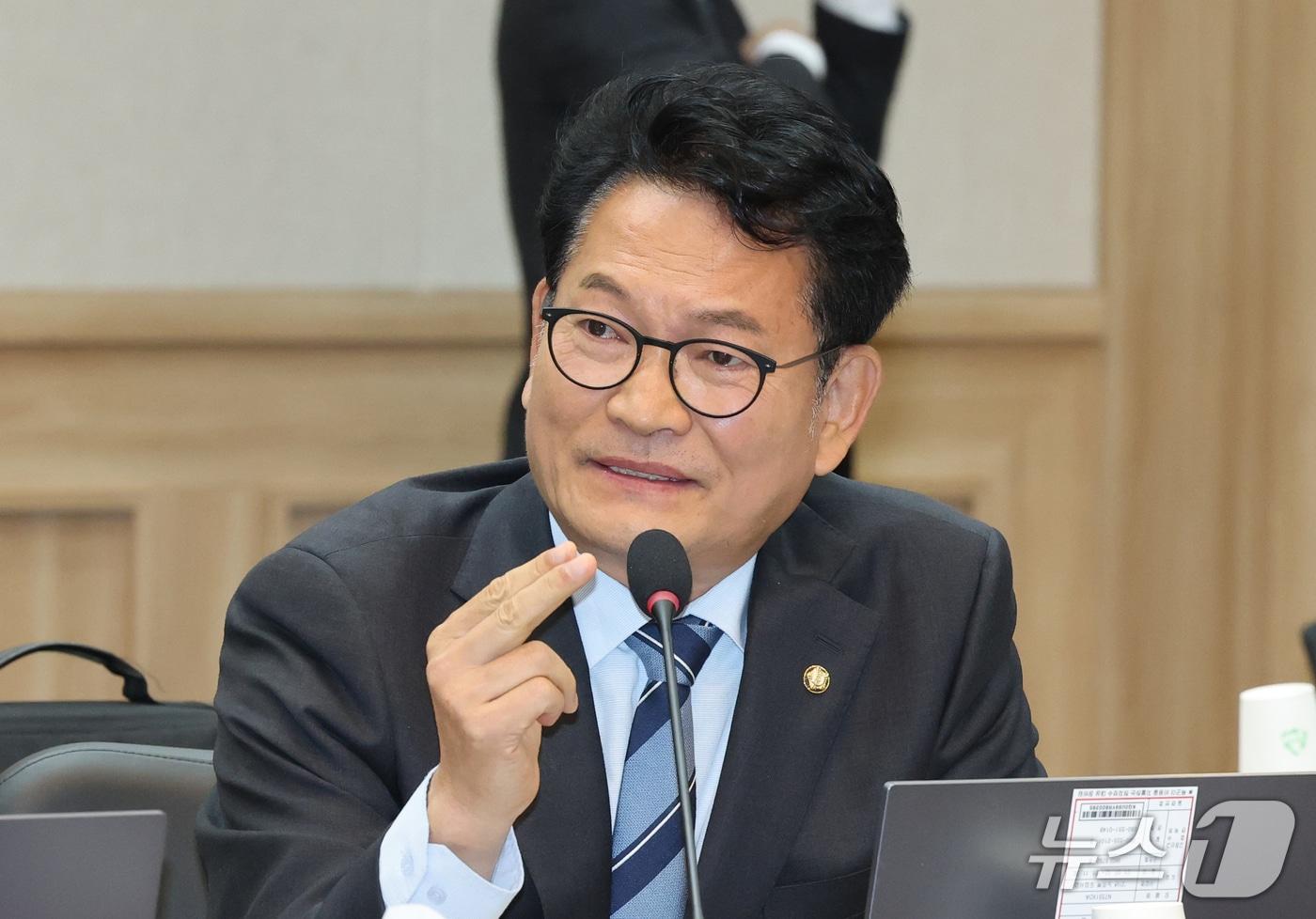 본문 이미지 - 송영길 더불어민주당 의원이 19일 충남 계룡대에서 열린 국회 국방위원회의 육군본부에 대한 국정감사에서 질의하고 있다. 2026.10.19 ⓒ 뉴스1 김기태 기자