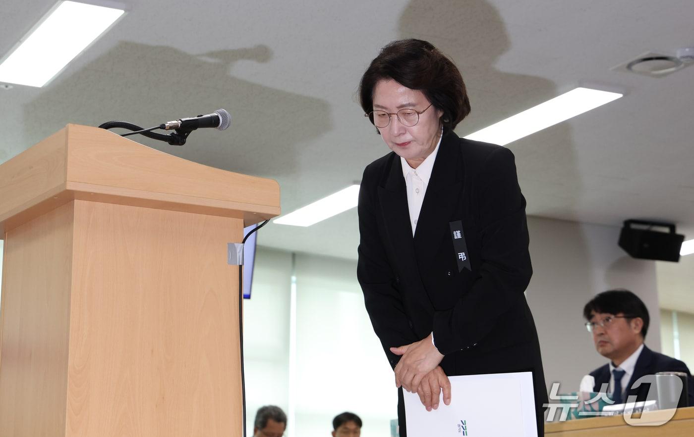 본문 이미지 - 추미애 경기도지사가 19일 경기 수원시 영통구 경기도청에서 열린 국회 국토교통위원회의 경기도에 대한 국정감사에서 최근 소방 관련 발언 및 소방관들에게 사과를 하고 있다. 2026.10.19 ⓒ 뉴스1 김영운 기자