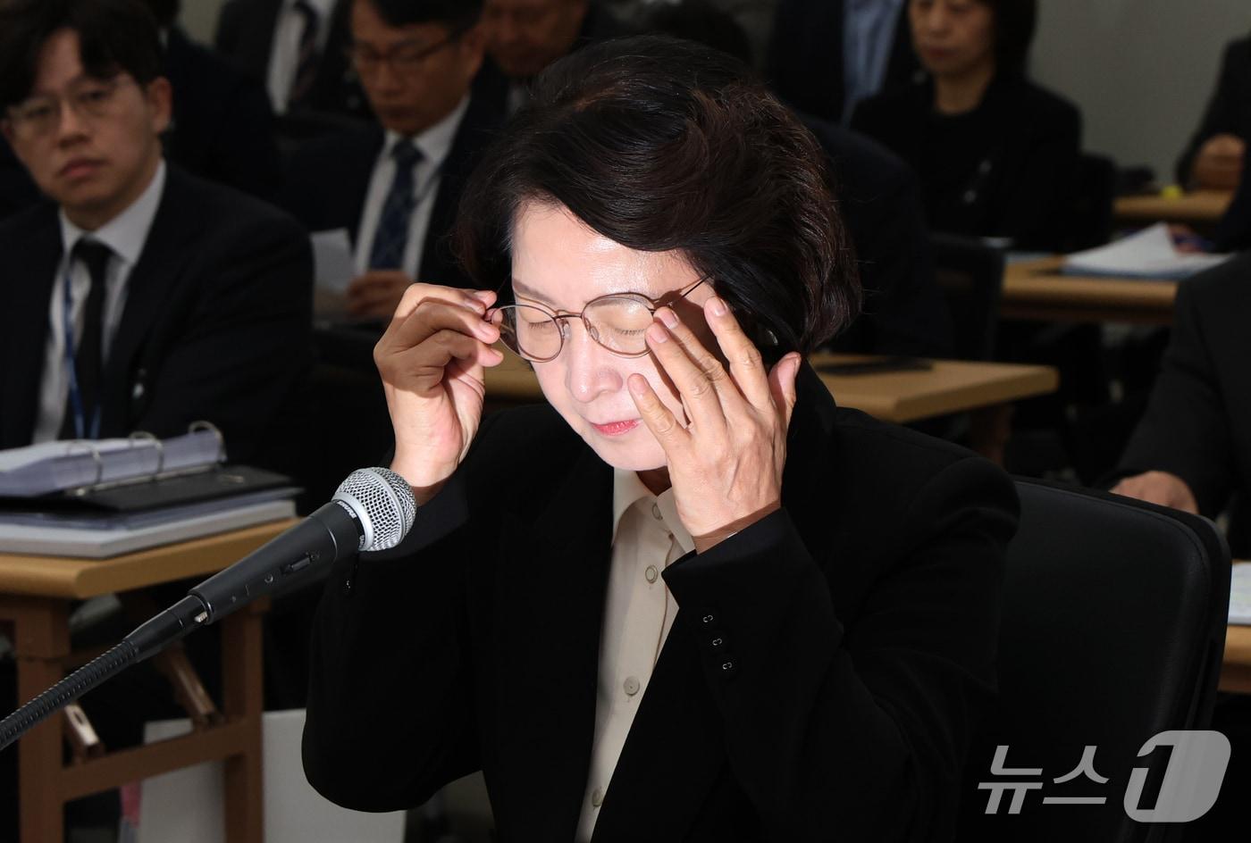 본문 이미지 - 추미애 경기도지사가 19일 경기 수원시 영통구 경기도청에서 열린 국회 국토교통위원회의 경기도에 대한 국정감사에서 안경을 고쳐쓰고 있다. 2026.10.19 ⓒ 뉴스1 김영운 기자