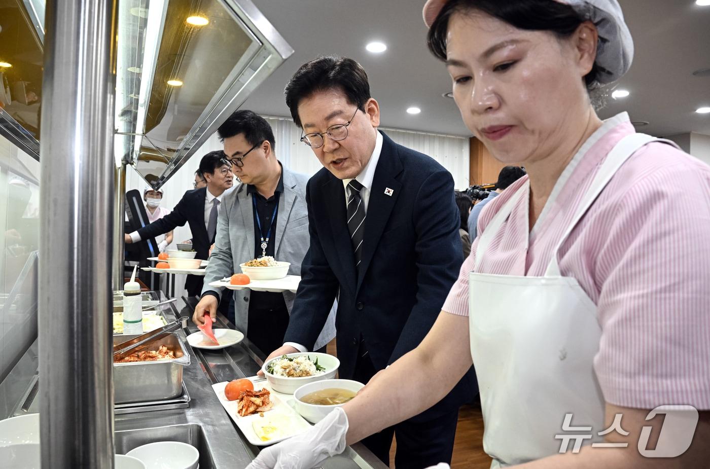 본문 이미지 - 이재명 대통령이 지난 19일 청와대 춘추관을 찾아 배식을 받고 있다. (청와대통신사진기자단) 2026.10.19 ⓒ 뉴스1 이재명 기자
