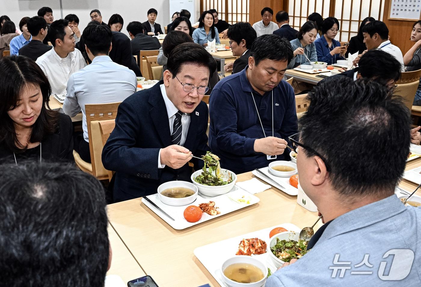본문 이미지 - 이재명 대통령이 19일 청와대 춘추관을 찾아 취재진과 식사를 하고 있다. (청와대통신사진기자단) 2026.10.19 ⓒ 뉴스1 이재명 기자