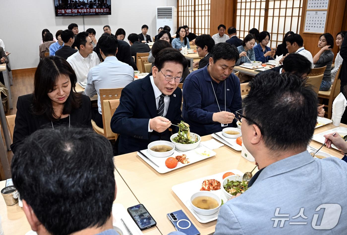 본문 이미지 - 이재명 대통령이 19일 청와대 춘추관을 찾아 취재진과 식사를 하고 있다. (청와대통신사진기자단) 2026.10.19 ⓒ 뉴스1 이재명 기자