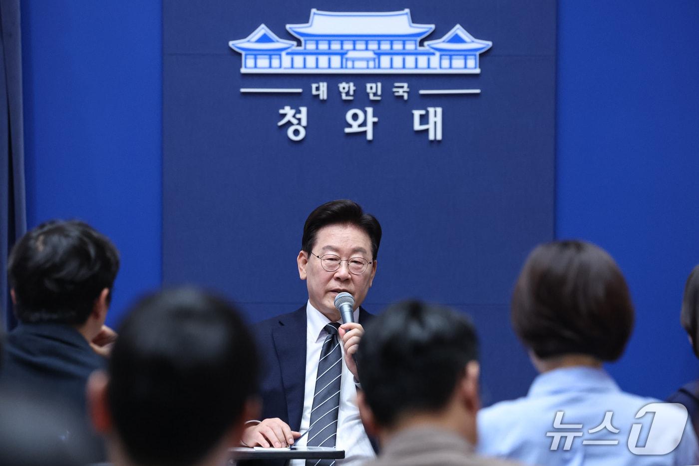 본문 이미지 - 이재명 대통령이 19일 청와대 춘추관을 찾아 취재진과 간담회를 하고 있다. (청와대통신사진기자단) 2026.10.19 ⓒ 뉴스1 이재명 기자