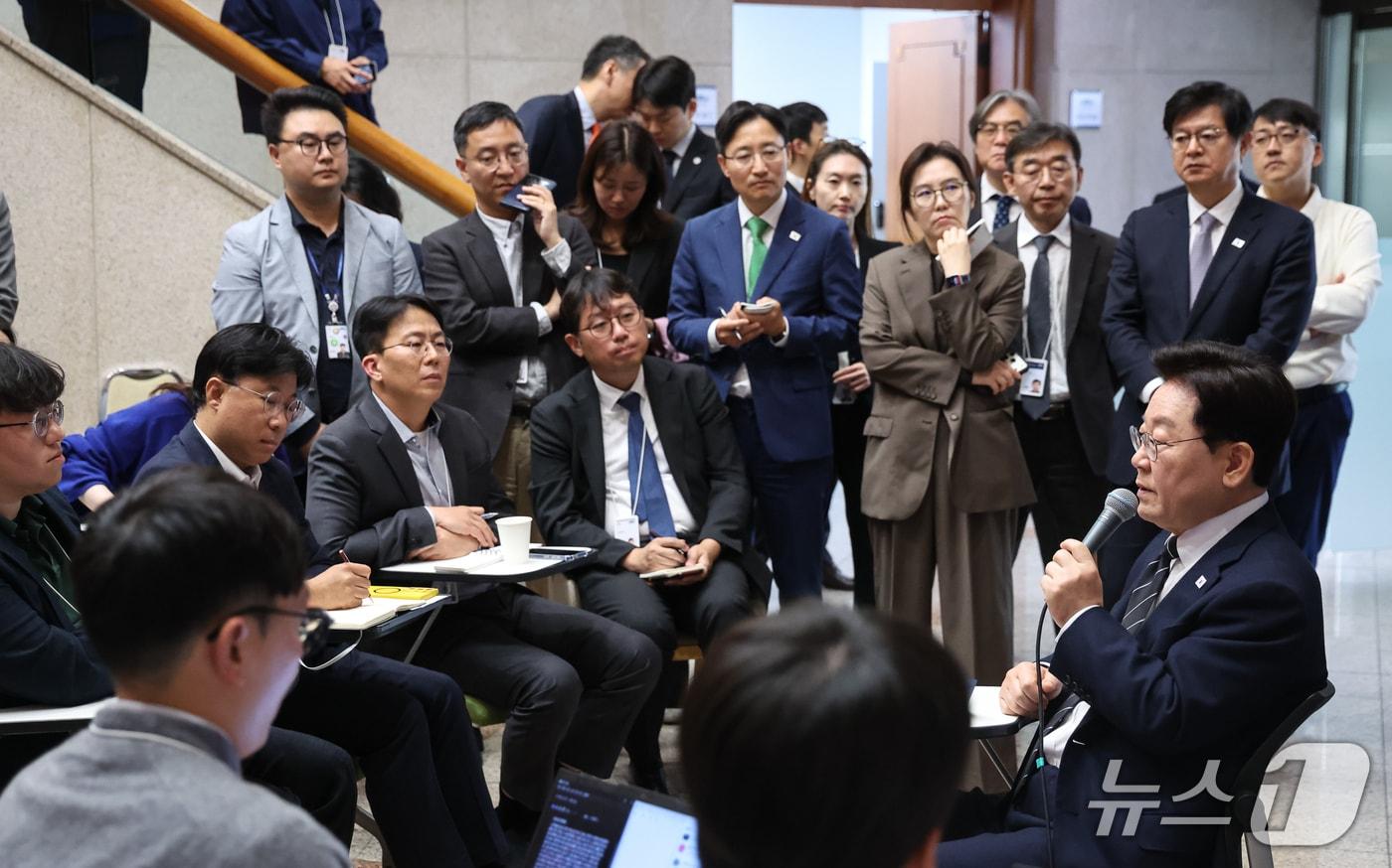 본문 이미지 - 이재명 대통령이 19일 청와대 춘추관을 찾아 취재진과 간담회를 하고 있다. (청와대통신사진기자단) 2026.10.19 ⓒ 뉴스1 이재명 기자