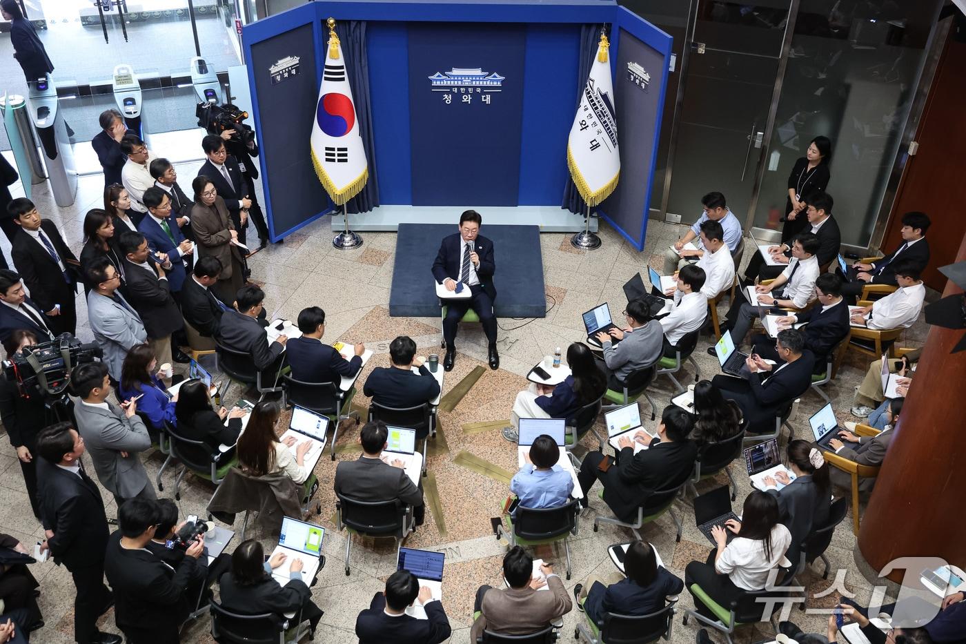 본문 이미지 - 이재명 대통령이 19일 청와대 춘추관을 찾아 취재진과 간담회를 하고 있다. (청와대통신사진기자단) 2026.10.19 ⓒ 뉴스1 이재명 기자