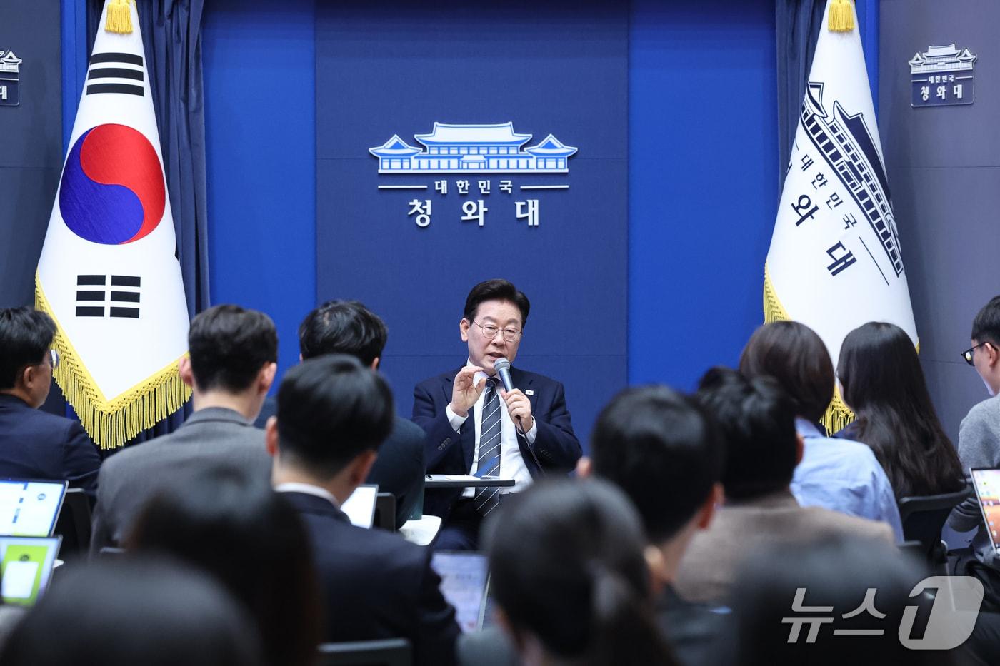 본문 이미지 - 이재명 대통령이 19일 청와대 춘추관을 찾아 취재진과 간담회를 하고 있다. (청와대통신사진기자단) 2026.10.19 ⓒ 뉴스1 이재명 기자