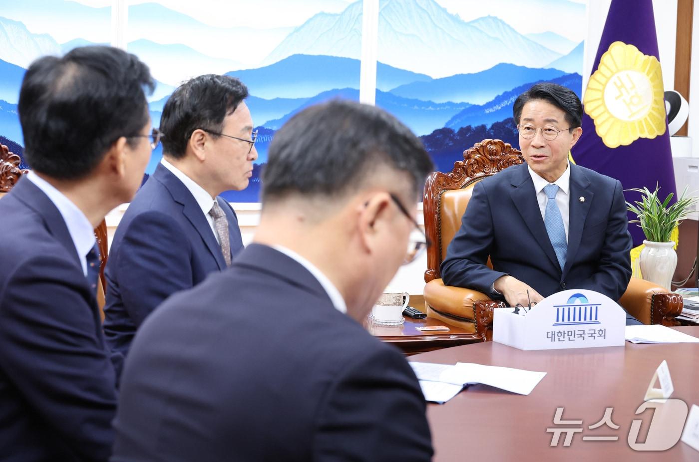 본문 이미지 - 조정식 국회의장이 19일 서울 여의도 국회에서 정근식 서울시교육감을 비롯한 대한민국교육감협의회 임원단을 접견하고 있다. 2026.10.19 ⓒ 뉴스1 신웅수 기자