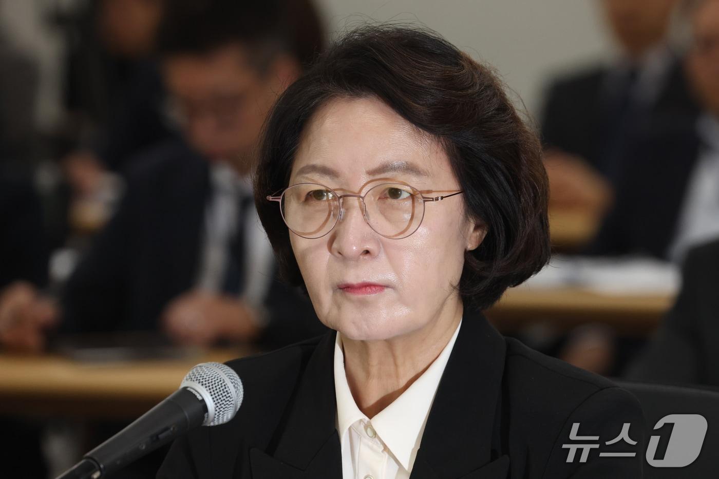 본문 이미지 - 추미애 경기도지사가 19일 경기 수원시 영통구 경기도청에서 열린 국회 국토교통위원회의 경기도에 대한 국정감사에서 의원 질의를 경청하고 있다. ⓒ 뉴스1 김영운 기자