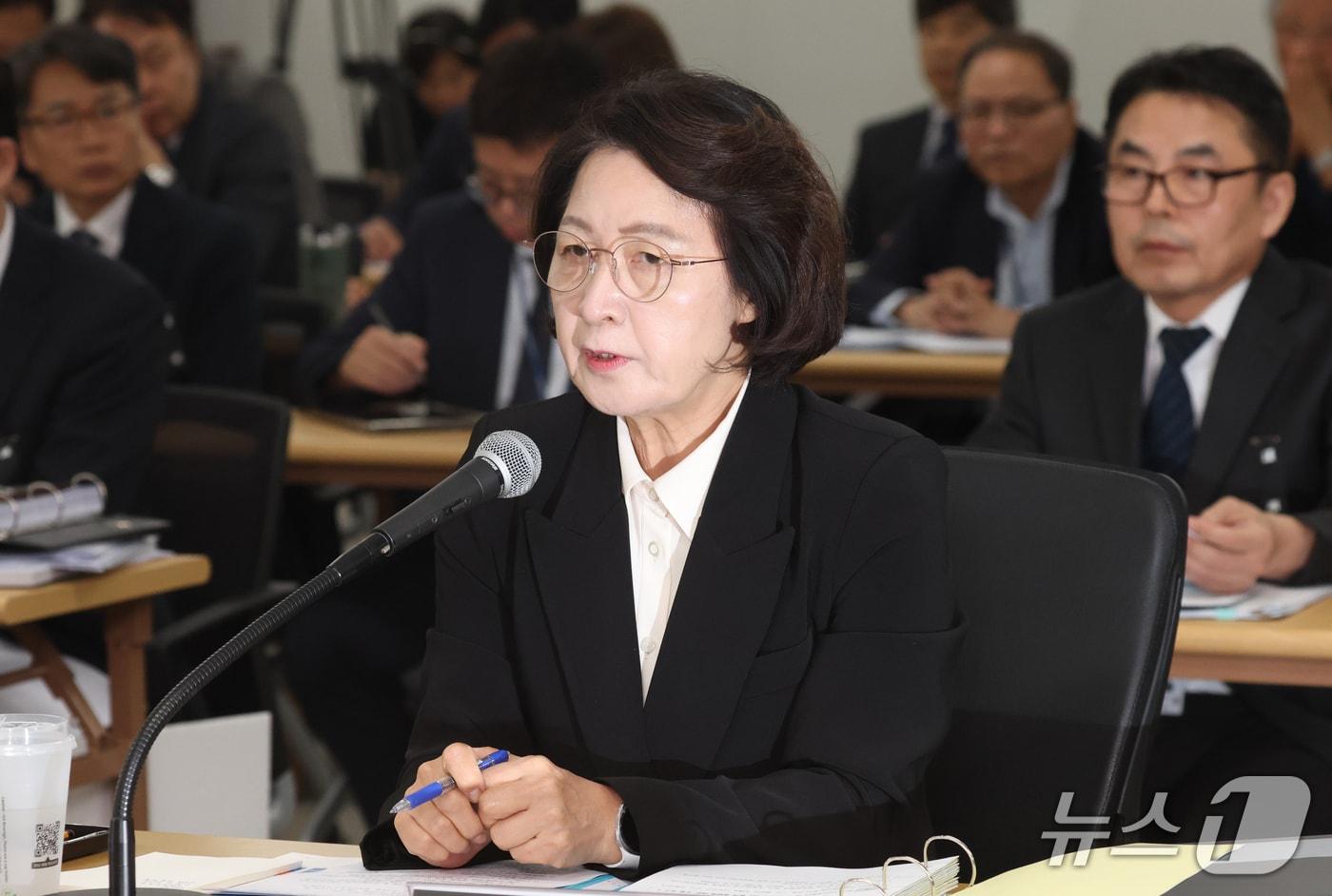 본문 이미지 - 추미애 경기도지사가 19일 경기 수원시 영통구 경기도청에서 열린 국회 국토교통위원회의 경기도에 대한 국정감사에서 의원 질의에 답하고 있다. 2026.10.19 ⓒ 뉴스1 김영운 기자
