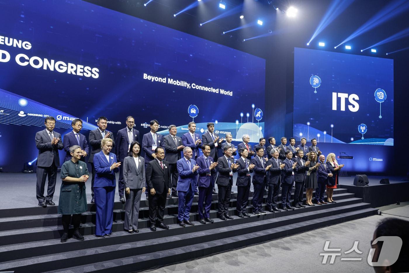 본문 이미지 - 19일 '2026 강릉 ITS 세계총회' 개회식에 참석한 국내외 주요 인사들이 강릉컨벤션센터 컨벤션홀에서 기념촬영을 하고 있다.(조직위 제공. 재판매 및 DB 금지) 2026.10.19 
