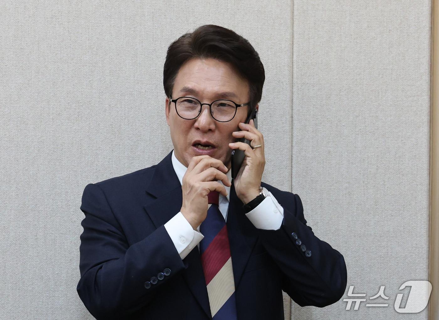 본문 이미지 - 김민석 더불어민주당 의원이 19일 충남 계룡대에서 열린 국회 국방위원회의 육군본부에 대한 국정감사에서 통화하고 있다. 2026.10.19 ⓒ 뉴스1 김기태 기자