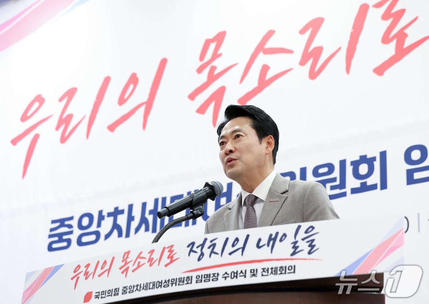 본문 이미지 - 장동혁 국민의힘 대표가 19일 서울 여의도 국회박물관에서 열린 중앙차세대여성위원회 임명장 수여식 및 전체회의에서 인사말을 하고 있다. 2026.10.19 ⓒ 뉴스1 김성진 기자