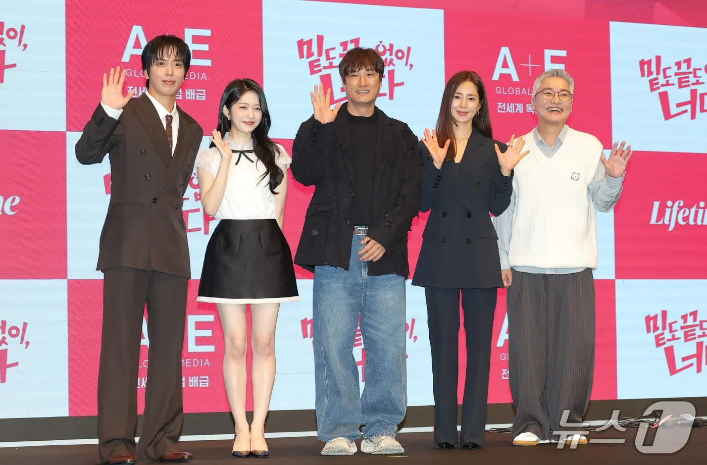 본문 이미지 - 배우 정용화(왼쪽부터)와 홍승희, 윤종호 감독, 한채아, 조재윤이 19일 서울 구로구 더세인트에서 열린 라이프타임 새 토일드라마 '밑도 끝도 없이, 너다' 제작발표회에서 포즈를 취하고 있다. '밑도 끝도 없이, 너다'는 멜로 배우 엄태봉(정용화 분)이 자신을 드라마 속 여주인공이라고 믿는 오해라(홍승희 분)를 만나면서 벌어지는 로맨틱 코미디다. 2026.10.19 ⓒ 뉴스1 권현진 기자