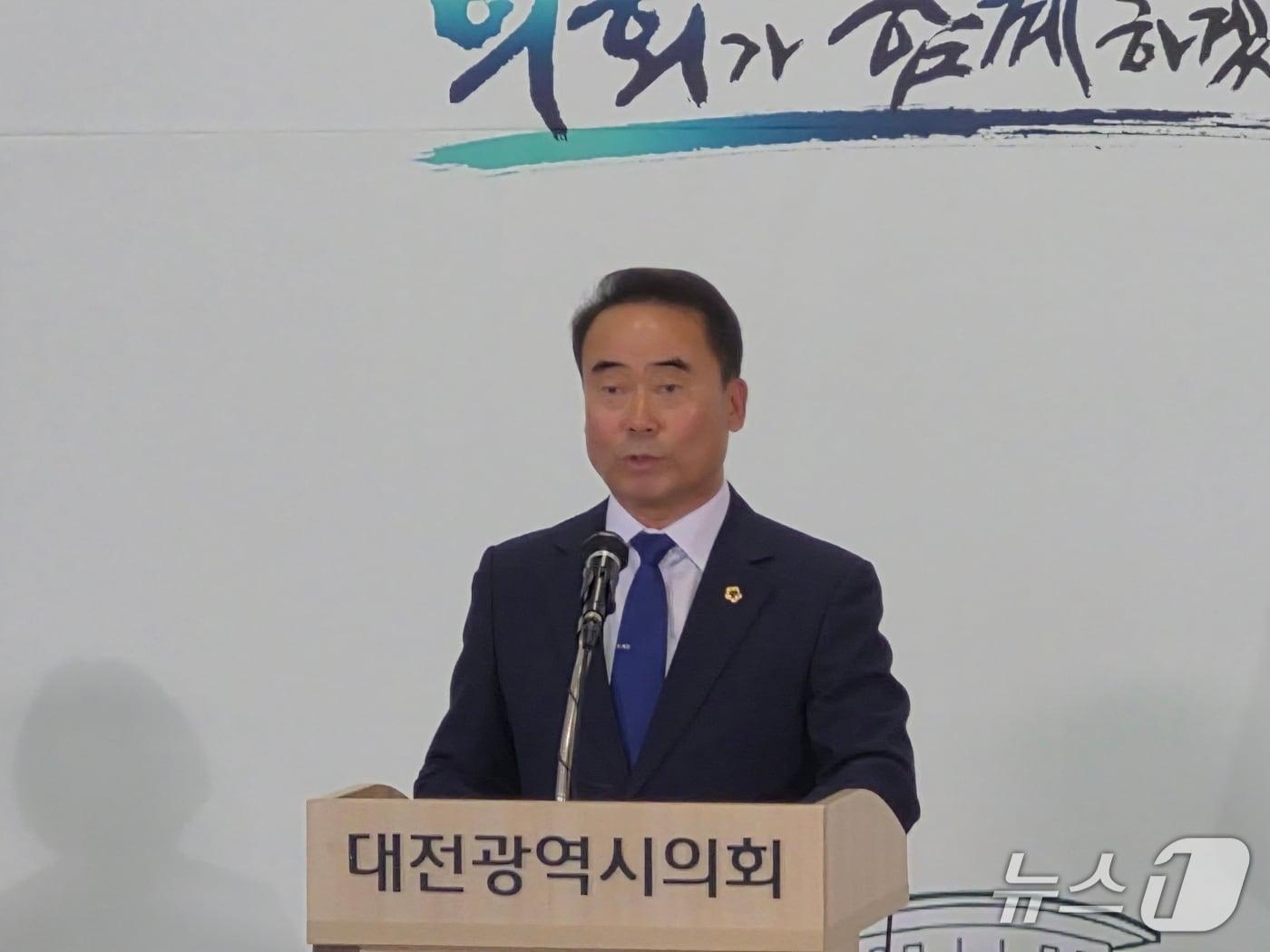 본문 이미지 - 대전시의회 조성칠 의장이 19일 오후 시의회 1층 로비에서 '10대 대전시의회 개원 100일 기자회견'을 하고 있다. (박종명 기자) / 뉴스1