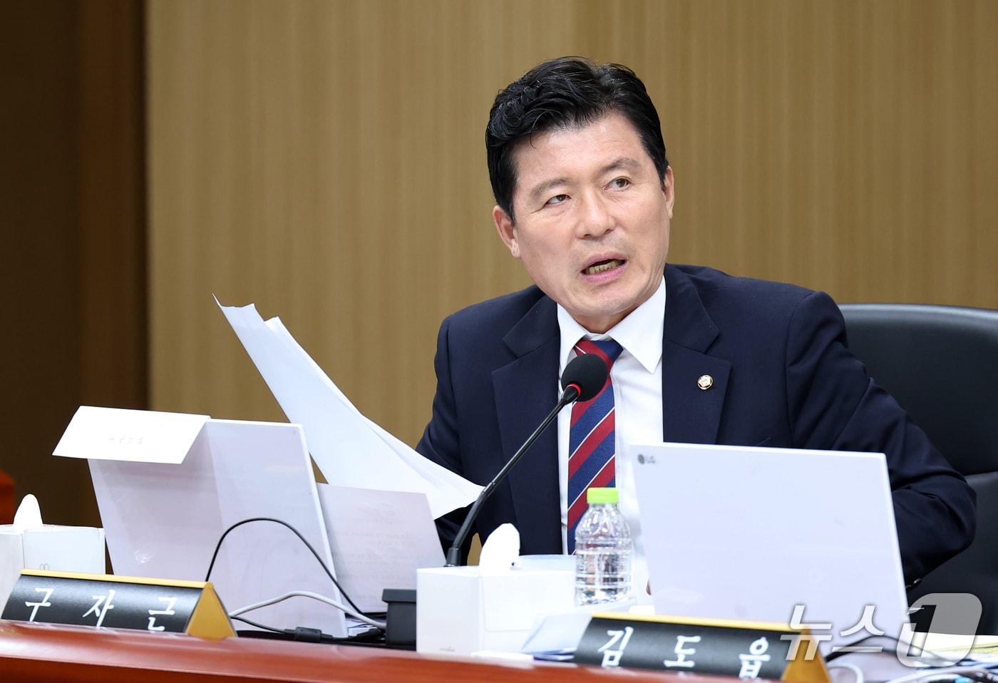 본문 이미지 - 구자근 국민의힘 의원이 19일 대구 동구 한국가스공사 본사에서 열린 2026년도 국회 산자중기위원회의 한국가스공사, 한국석유공사, 강원랜드, 대한석탄공사, 한국가스기술공사, 한국가스안전공사, 한국석유관리원, 한국광해광업공단 등 8개 공공기관에 대한 국정감사에서 질의하고 있다. 2026.10.19 ⓒ 뉴스1 공정식 기자