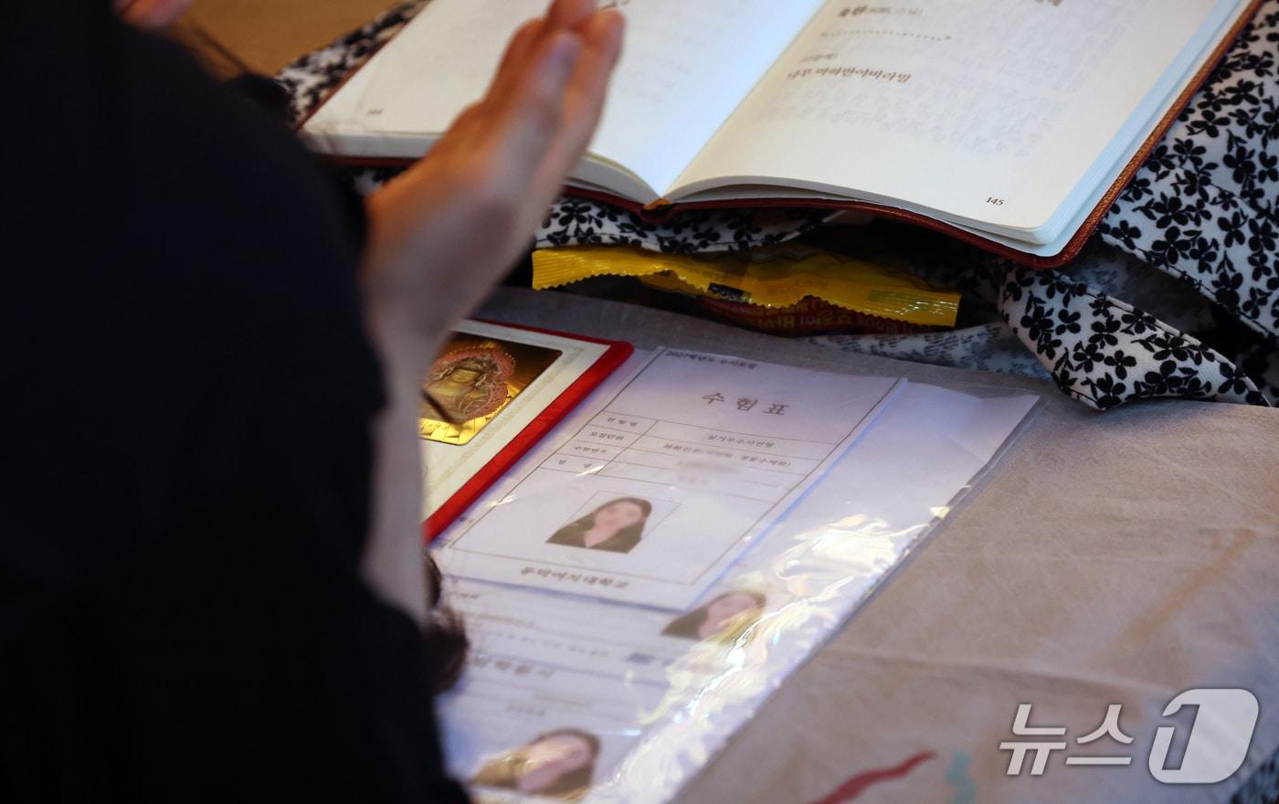 본문 이미지 - 2027학년도 대학수학능력시험을 한달 앞둔 19일 서울 종로구 조계사에서 수험생 가족들이 기도를 하고 있다. 2026.10.19 ⓒ 뉴스1 김명섭 기자