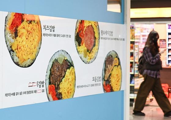 본문 이미지 - 서울 지역 김밥 한 줄의 평균 가격이 4000원에 근접하고 비빔밥 한 그릇은 1만2000원에 도달하는 등 외식비 상승세가 이어지고 있다. 19일 한국소비자원 가격정보 종합포털 ‘참가격’에 따르면 지난달 서울 지역 김밥 평균 가격은 3923원으로 지난해 같은 달보다 8.3% 올랐으며, 비빔밥은 1만2000원으로 3.7% 상승했다. 사진은 이날 서울 시내 한 분식집 모습. 2026.10.19 ⓒ 뉴스1 이종수 기자